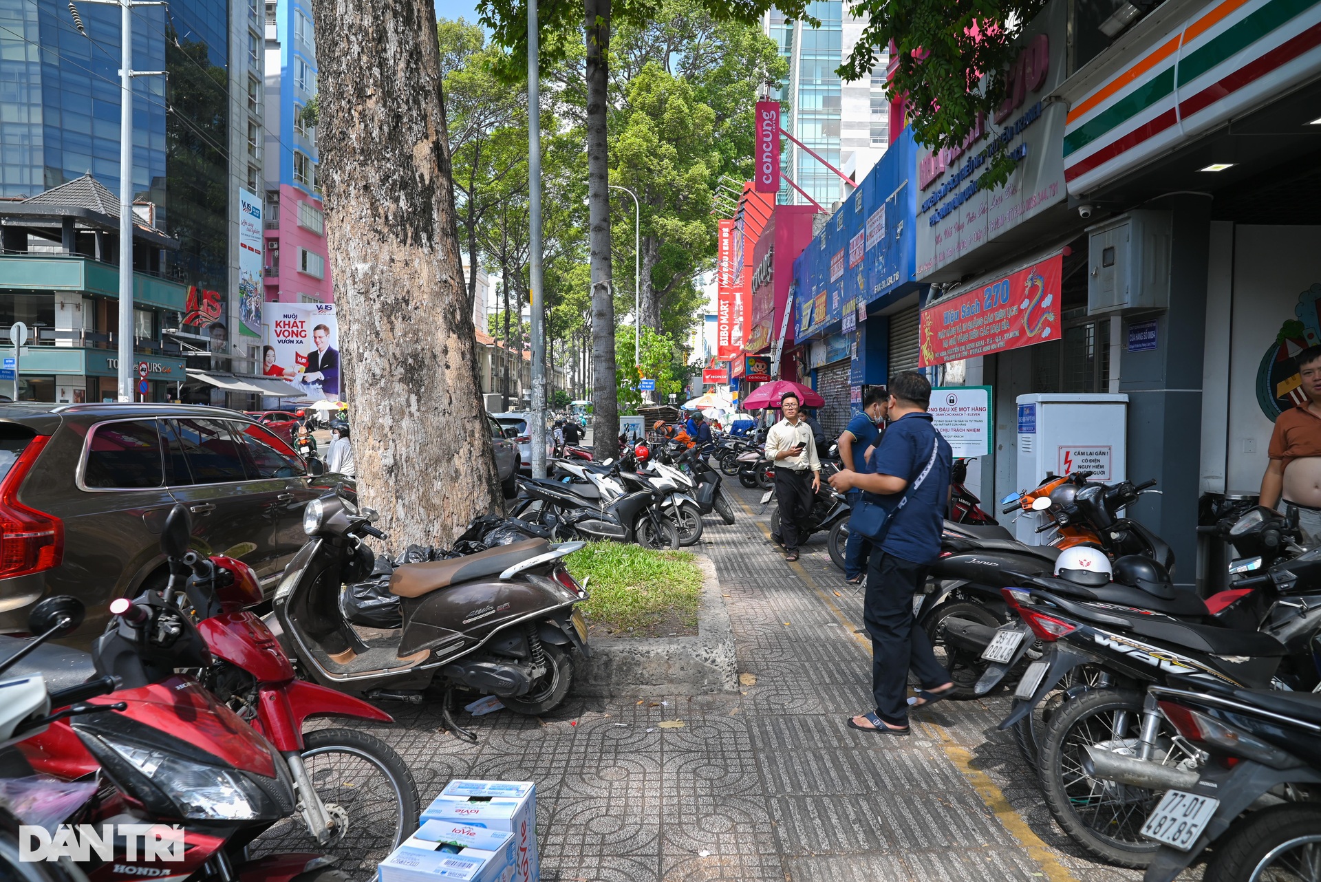 Người dân ở TPHCM xếp hàng chờ mua bán vàng giữa trời nắng - 10 Người dân ở TPHCM xếp hàng chờ mua bán vàng giữa trời nắng - 10