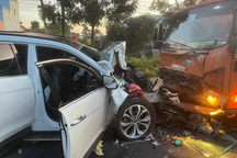 Ô tô con va chạm với xe tải khiến 7 người thương vong