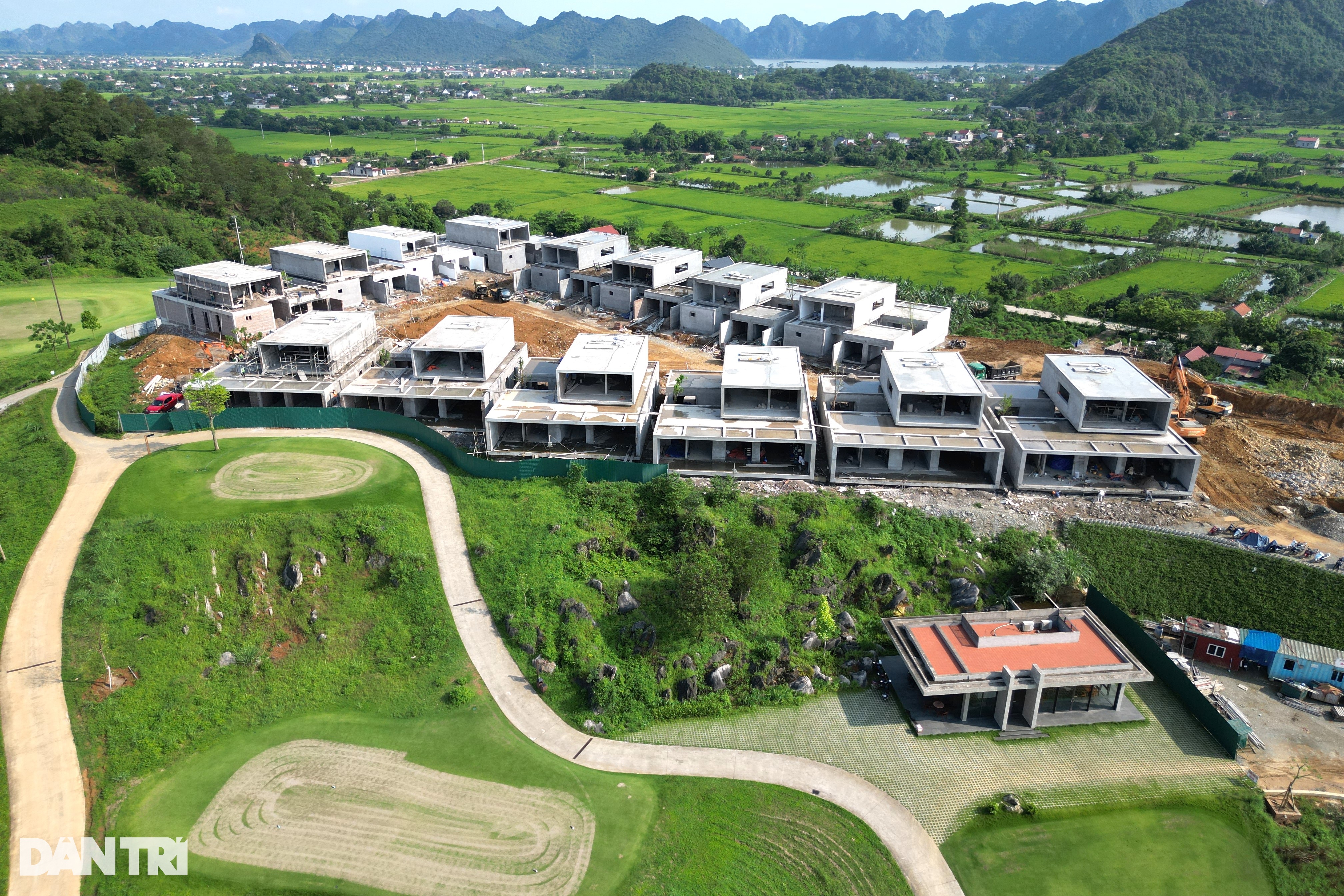 14 biệt thự trong sân golf tai tiếng: Cấp phép đúng quy định? - 1