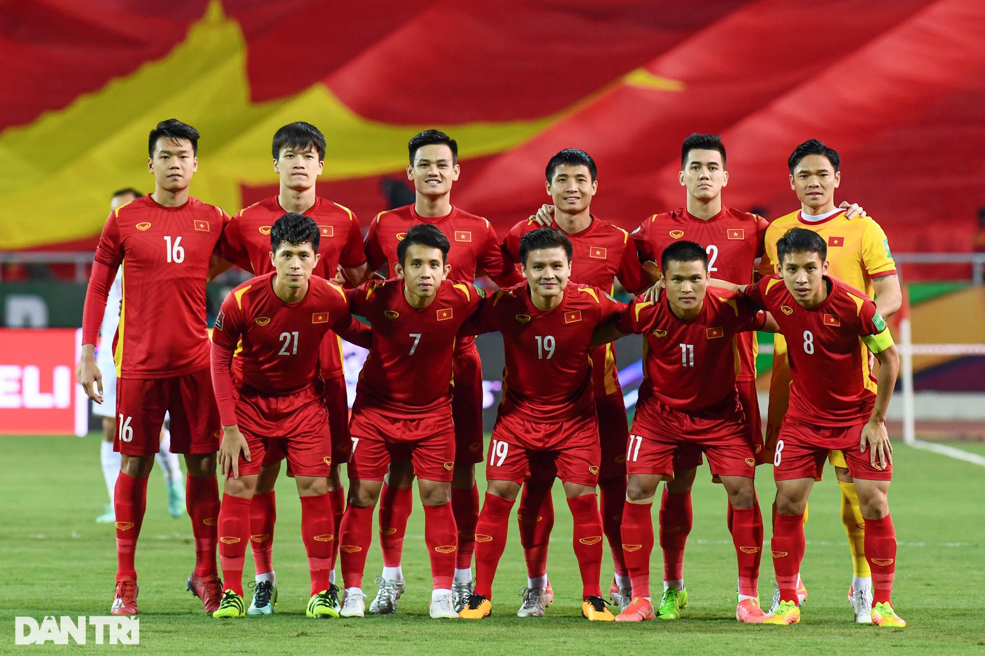 CĐV quá khích cầm cờ lao xuống sân ăn mừng cùng đội tuyển Việt Nam - 1 CĐV quá khích cầm cờ lao xuống sân ăn mừng cùng đội tuyển Việt Nam - 1