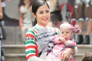Hoa hậu Ngọc Hân hóa mẹ hiền của các trẻ em Ý