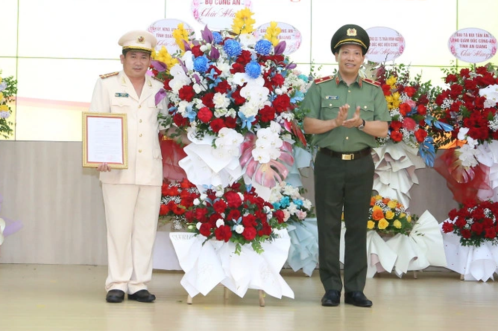 Đại tá Đinh Văn Nơi: Nỗ lực vun đắp thành tích của Công an Quảng Ninh - 1 Đại tá Đinh Văn Nơi: Nỗ lực vun đắp thành tích của Công an Quảng Ninh - 1