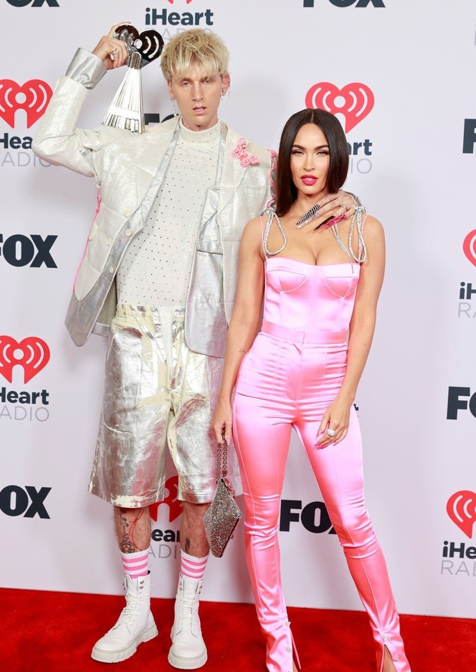 Megan Fox và Doja Cat bốc lửa dự lễ trao giải âm nhạc của Mỹ - 9 Megan Fox và Doja Cat bốc lửa dự lễ trao giải âm nhạc của Mỹ - 9