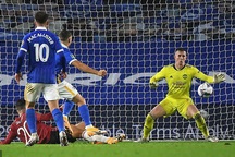 Cứu thua xuất thần cho Man Utd, Dean Henderson nhận mưa lời khen