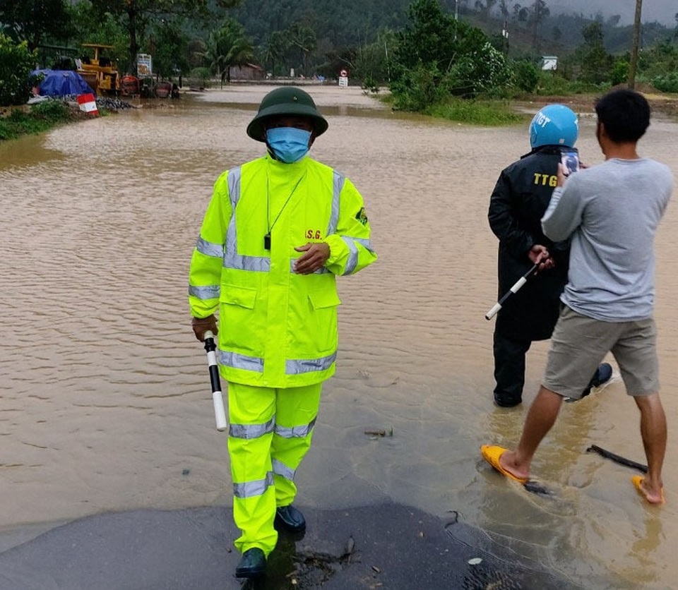 Người dân ngồi nhà sàn nhìn nước ngập mênh mông - 3 Người dân ngồi nhà sàn nhìn nước ngập mênh mông - 3