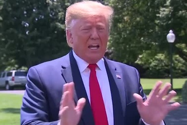 Ông Trump đổ lỗi cho đảng Dân chủ khiến cha con di dân chết đuối úp mặt