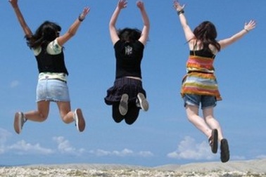 Điều gì sẽ xảy ra nếu toàn bộ người trên trái đất nhảy lên cùng lúc?