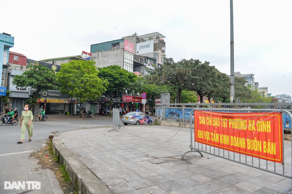 Hà Nội: Dựng rào, giăng dây, xây trụ bê tông để giữ vỉa hè - 4 Hà Nội: Dựng rào, giăng dây, xây trụ bê tông để giữ vỉa hè - 4