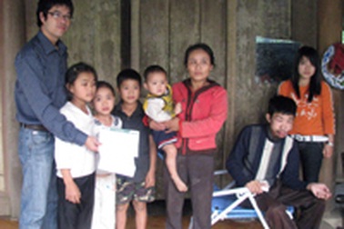 Quà Nhân ái đến với mẹ con chị Nguyễn Thị Duyến