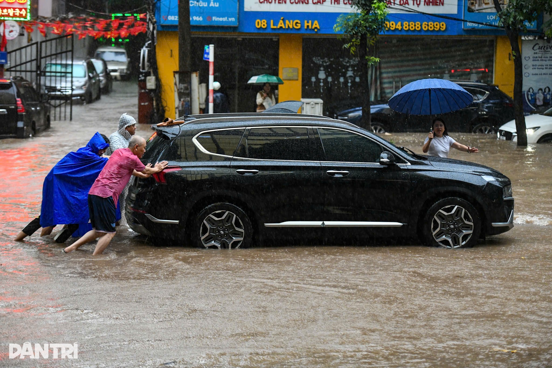 Hàng loạt xe sang bơi trong biển nước ngập ở Hà Nội - 8 Hàng loạt xe sang bơi trong biển nước ngập ở Hà Nội - 8