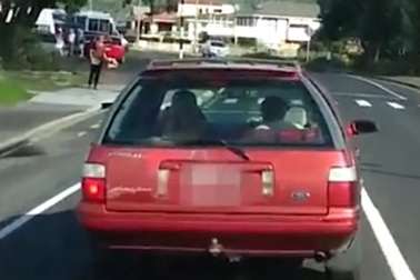 Nhóc 8 tuổi lái xế hộp chở dê đi trên phố