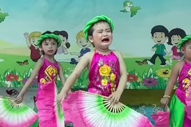 Em bé đáng yêu vừa khóc vừa biểu diễn văn nghệ