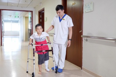 Vinmec lần đầu thay toàn bộ xương đùi cho bệnh nhi ung thư nhỏ tuổi