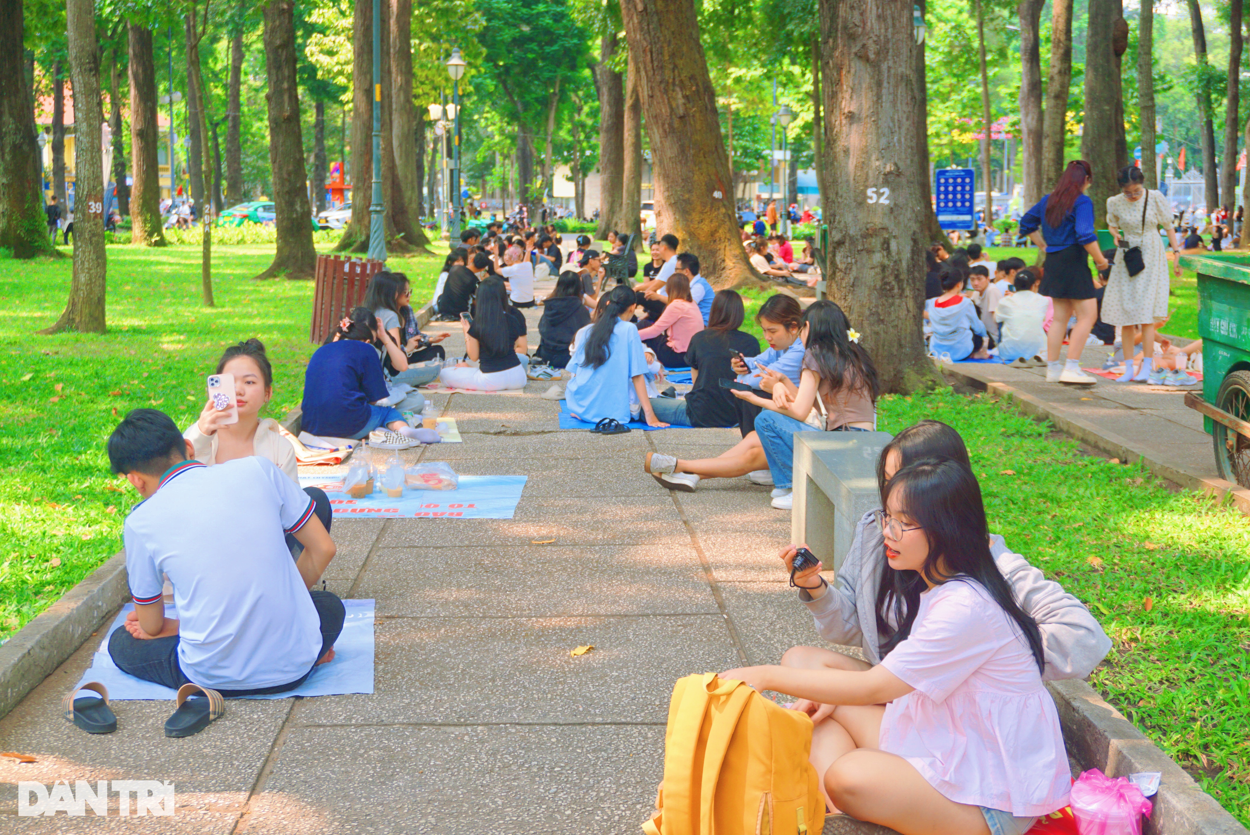 View - Nghỉ lễ, người dân TPHCM trải bạt kín công viên từ 6h sáng để uống cà phê | Báo Dân trí