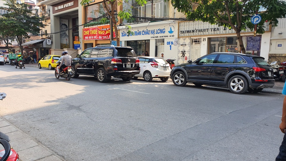 Săn hàng giảm giá: Dù bị chặt chém vé gửi xe, các tín đồ mua sắm vẫn vây kín phố Bà Triệu - 7 Săn hàng giảm giá: Dù bị chặt chém vé gửi xe, các tín đồ mua sắm vẫn vây kín phố Bà Triệu - 7