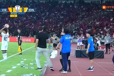 Trợ lý HLV U23 Việt Nam vẫy khăn trắng báo hiệu cho cầu thủ