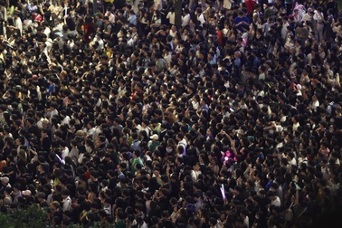 Phố đi bộ TPHCM kẹt cứng trước countdown, người dân mệt mỏi vì "chôn chân"