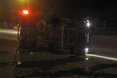 Hà Nội: Va chạm với xe taxi, ô tô tải lật nghiêng ra đường