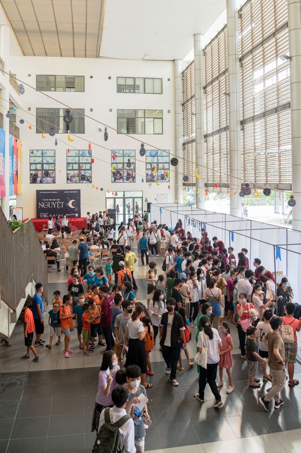 Học sinh làm mô hình công nghệ, thí nghiệm bàn tay lửa - 1 Học sinh làm mô hình công nghệ, thí nghiệm bàn tay lửa - 1