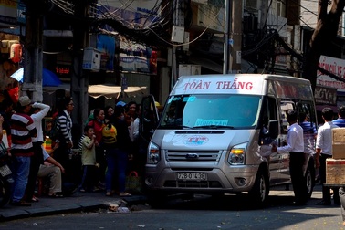 Bí thư Thăng chỉ đạo dựng biển cấm, xe khách vẫn vô tư dừng đỗ