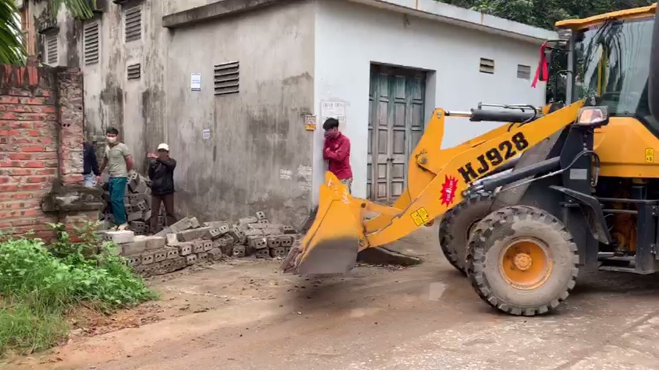 Hà Nội: Phá dỡ bức tường bịt lối đi vào nhà cụ bà liệt giường - 2 Hà Nội: Phá dỡ bức tường bịt lối đi vào nhà cụ bà liệt giường - 2