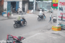 Tên cướp xịt hơi cay tẩu thoát khi giật dây chuyền bất thành