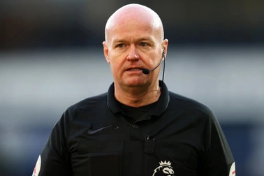 Trọng tài VAR mắc sai lầm lớn ở Premier League bị sa thải