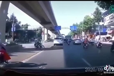 Cười bò với kiểu xin đường bá đạo của người phụ nữ đi xe máy