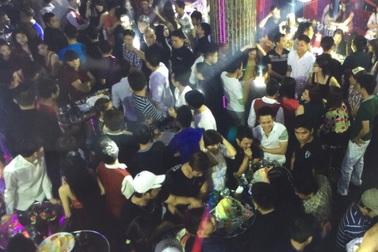 Gần 300 khách chơi bỏ chạy khi công an ập vào kiểm tra quán bar