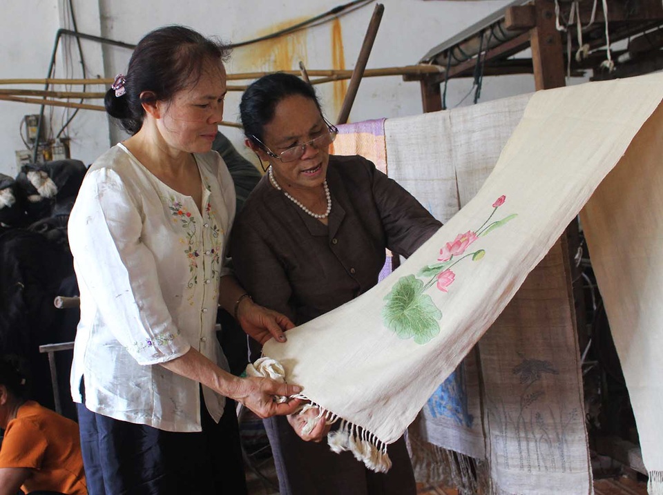 Người phụ nữ khiến sen nhả ra ngọc dệt thành khăn giá 10 triệu đồng/chiếc - 15 Người phụ nữ khiến sen nhả ra ngọc dệt thành khăn giá 10 triệu đồng/chiếc - 15