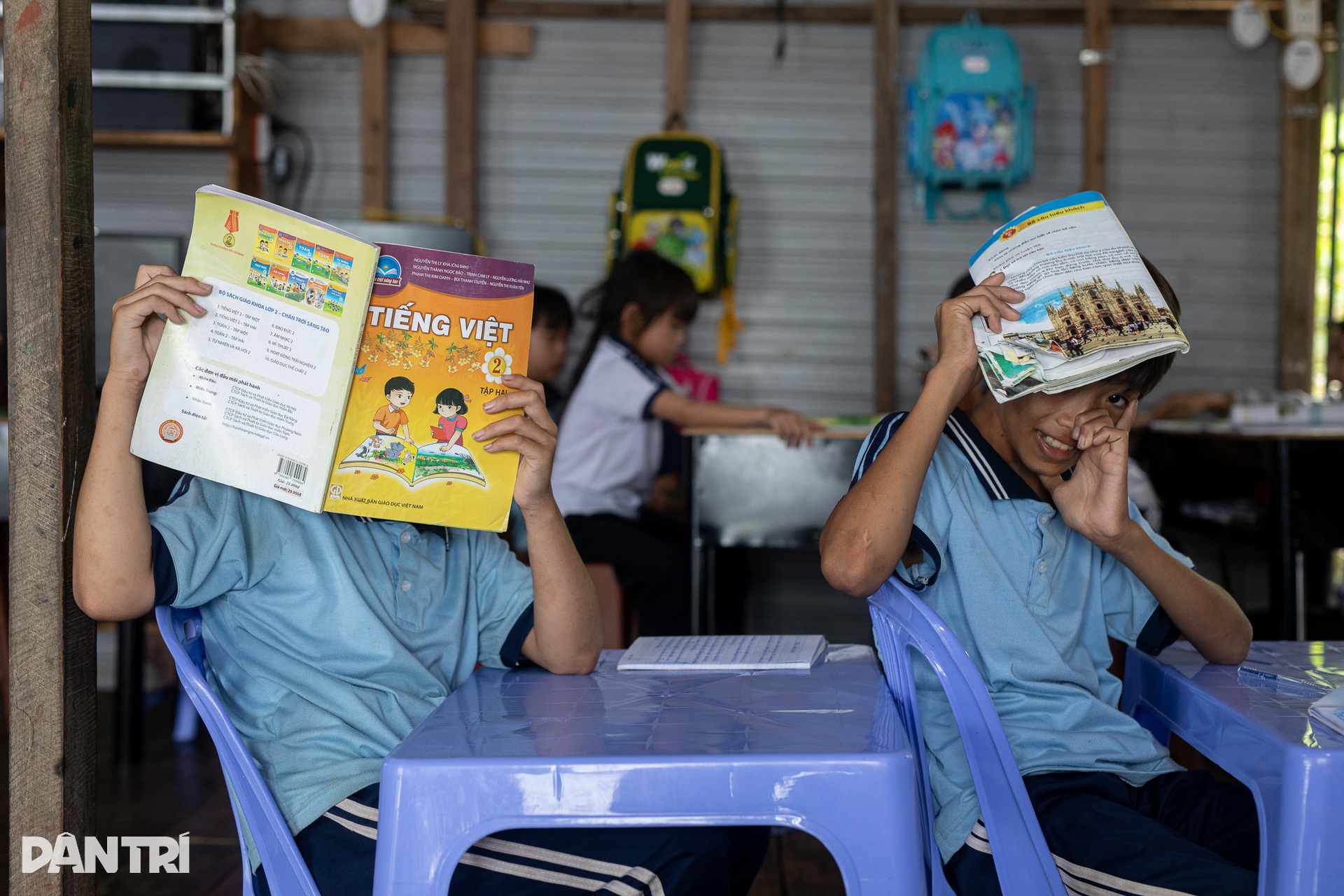 Cô giáo của những đứa trẻ “ba không” giữa lòng hồ Trị An - 8