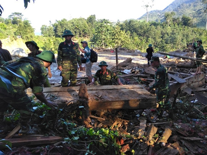 Quảng Nam: Nỗ lực tìm kiếm nạn nhân bị vùi lấp trong các vụ sạt lở - Ảnh 2. Quảng Nam: Nỗ lực tìm kiếm nạn nhân bị vùi lấp trong các vụ sạt lở - Ảnh 2.