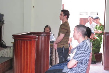 Vụ 3 công an trấn lột gái mại dâm: Tranh luận nảy lửa