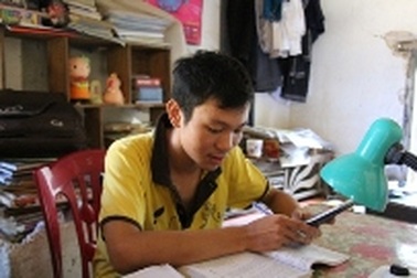 "Cú đúp" tuyệt vời của nam sinh nghèo học giỏi