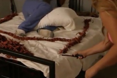 Thót tim cảnh cô gái đốt pháo trên giường để... "đánh thức" bạn trai dậy