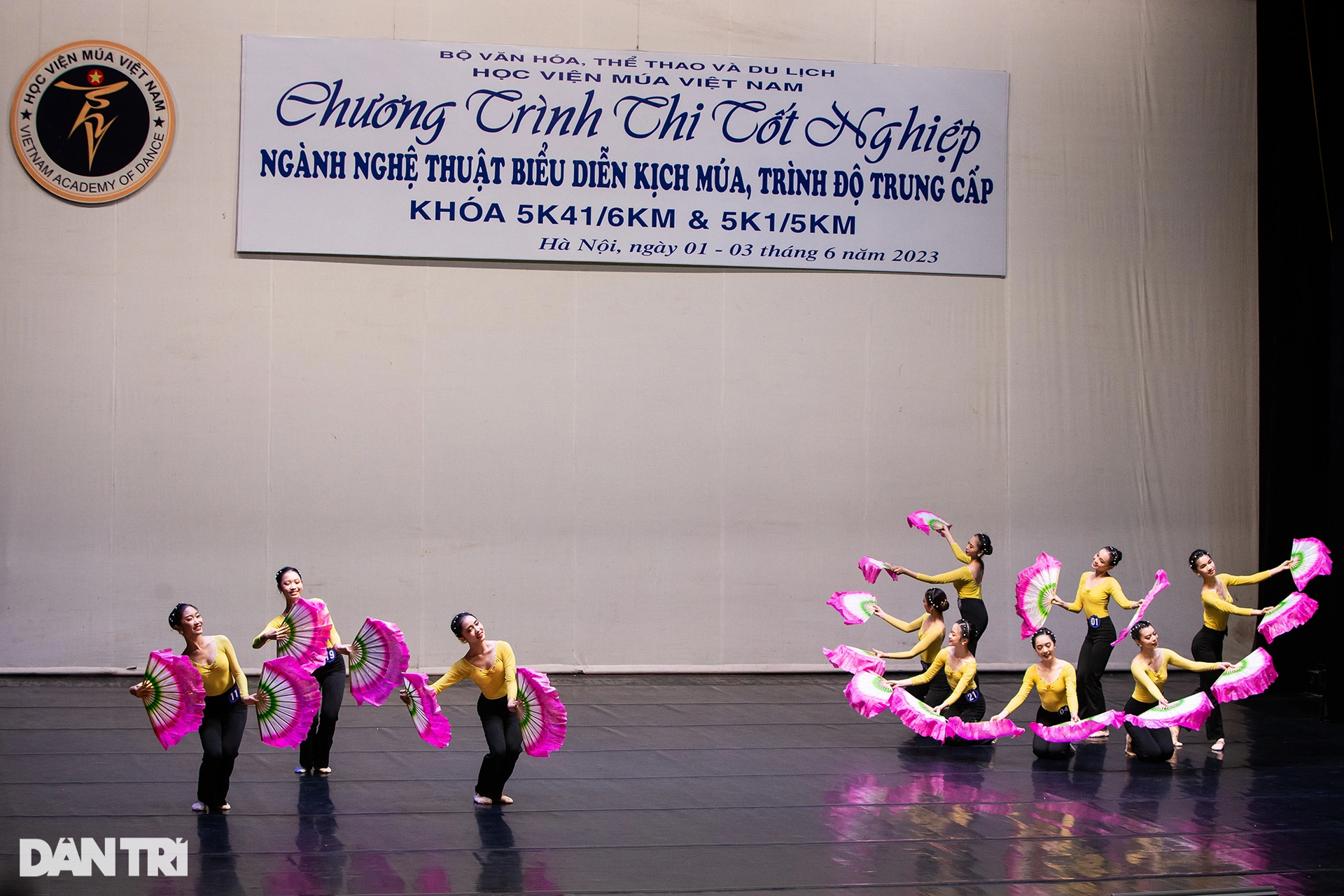 Ngắm nữ sinh trường Múa biểu diễn ballet trong kỳ thi tốt nghiệp - 6 Ngắm nữ sinh trường Múa biểu diễn ballet trong kỳ thi tốt nghiệp - 6