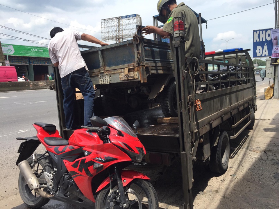 Mô tô phân khối lớn văng xa hàng chục mét sau cú đấu đầu xe ba gác - 1