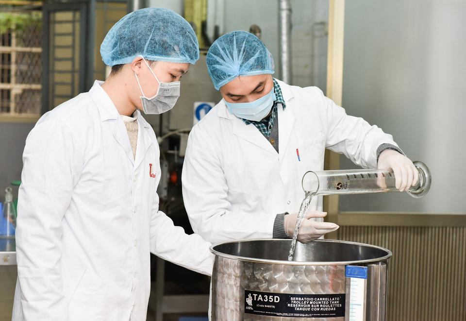 Trường ĐH Bách khoa Hà Nội sản xuất dung dịch khử khuẩn phòng virus corona  - 3