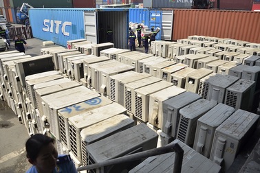 600 trăm bộ máy lạnh cũ xếp kín 3 container nhập lậu về Việt Nam