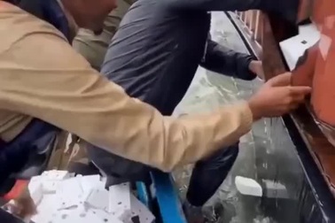 Thực hư video container nổi trên biển chứa iPhone