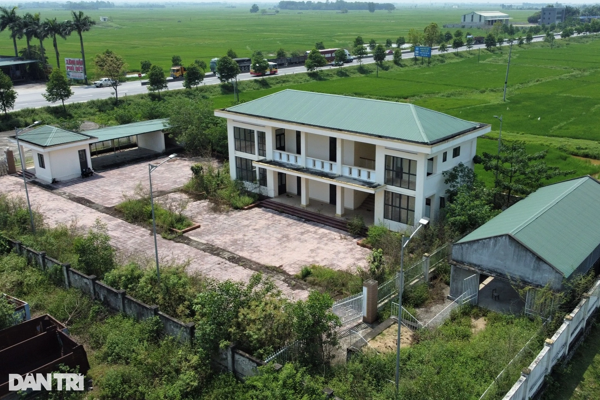 Trụ sở tiền tỷ bỏ hoang vì thiếu đường vào, cán bộ làm việc tại nhà dột nát - 1 Trụ sở tiền tỷ bỏ hoang vì thiếu đường vào, cán bộ làm việc tại nhà dột nát - 1