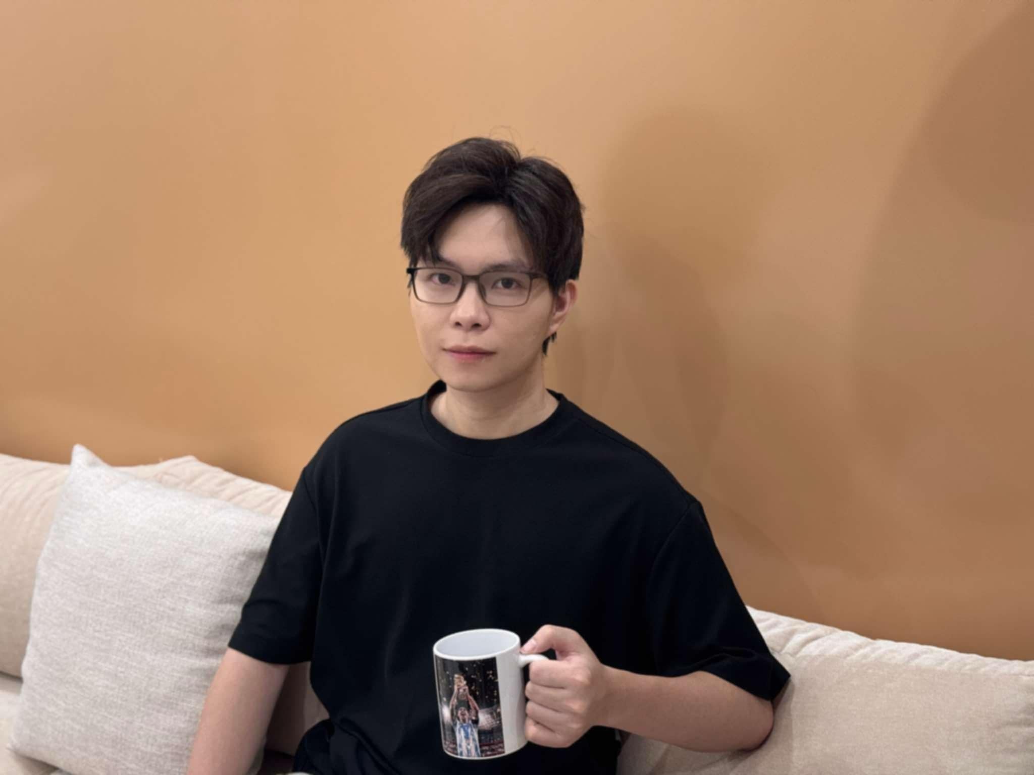 Učitel, který se svou přítelkyní mluvil 100% anglicky, dosáhl na první pokus 9,0 bodů v testu IELTS - 1 Nói tiếng Anh 100% với bạn gái, anh giáo đạt 9.0 IELTS ngay lần thi đầu - 1