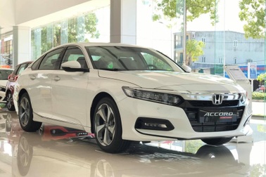 Mẫu sedan hạng D này đang giảm 200 triệu đồng, rẻ ngang Camry tiêu chuẩn