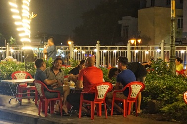 Quán xá tấp nập, khách vô tư ăn uống bên dòng kênh đen kịt, bốc mùi ở TPHCM