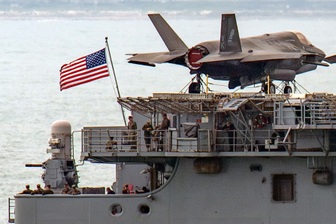 Ngắm siêu máy bay F-35B và dàn trực thăng trên tàu USS Tripoli thăm Đà Nẵng