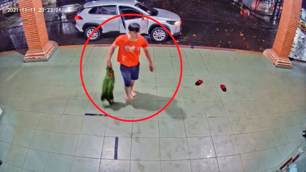 Một cú chĩa súng thách thức pháp luật từ người thực thi pháp luật - 1 Một cú chĩa súng thách thức pháp luật từ người thực thi pháp luật - 1
