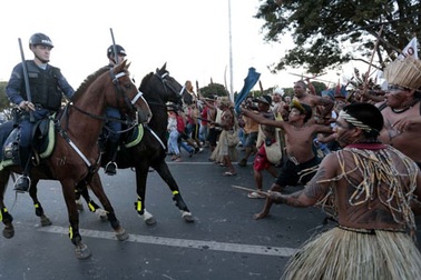 Brazil náo loạn vì biểu tình và đình công trước thềm World Cup