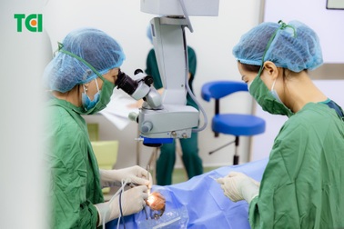 Cứu đôi mắt đục thủy tinh thể kèm 3 bệnh lý khác cho bệnh nhân 68 tuổi