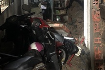 Bức tường lớn đổ sập, nước xối xả tràn vào nhà dân khiến 5 người mắc kẹt