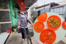 Người phụ nữ nhặt ve chai trả lại bịch vàng cho người đánh mất